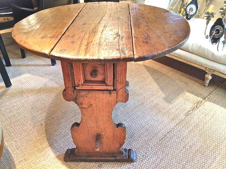 Handsome and early Tuscan round drop leafe table in Poplar.Sindle deep drawer.Beautiful patina poplar.