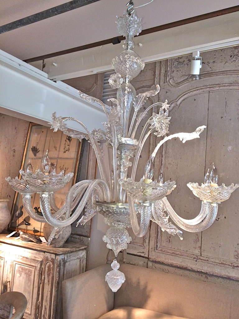 Beautiful Italain Murano clear glass chandelier from the 1950s. Eight arms with twisted glass arms, leaves and flowers.