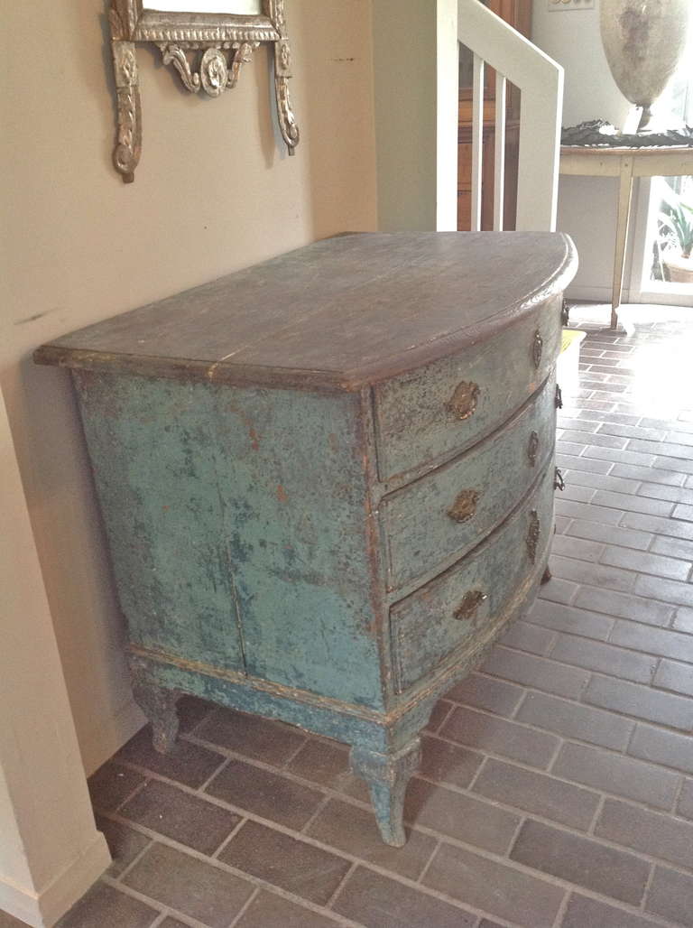 Handsome and small Swedish commode from the Rococo period. Incredible blue paint. Original gilt hardware.