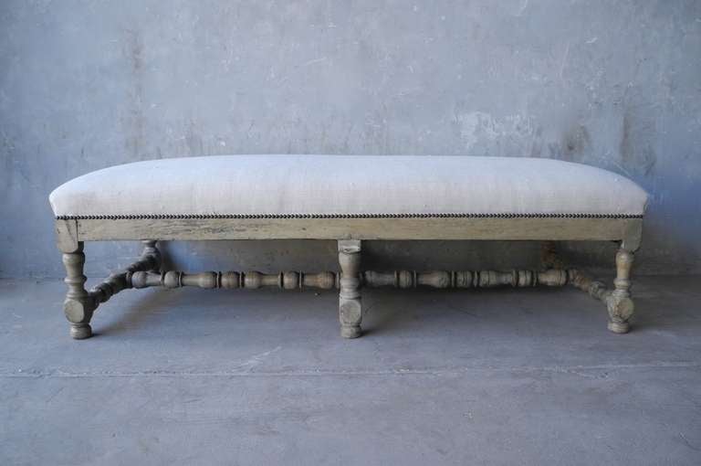 17th c. Walnut Banquette In Excellent Condition In Houston, TX
