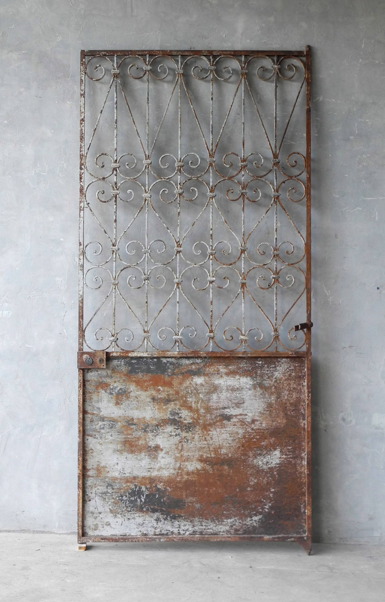 This antique single gate originally served as the entry way to a provençal garden in France. Its beautiful patina would make this gate a focal point in any outdoor space. The hand-hammered lattice work up top is both decorative and classic while