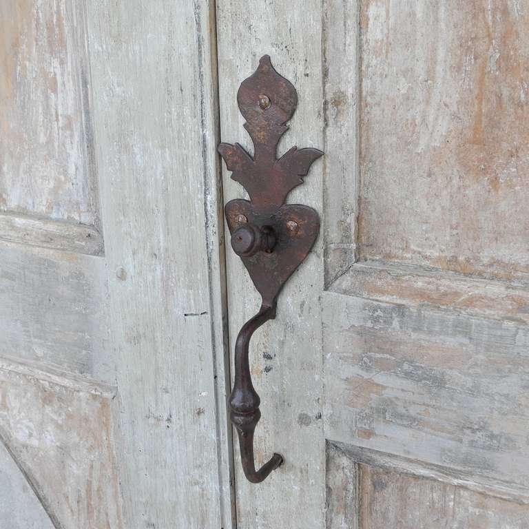 Pair of Antique 18th Century Reclaimed Umbrian Doors In Good Condition In Houston, TX