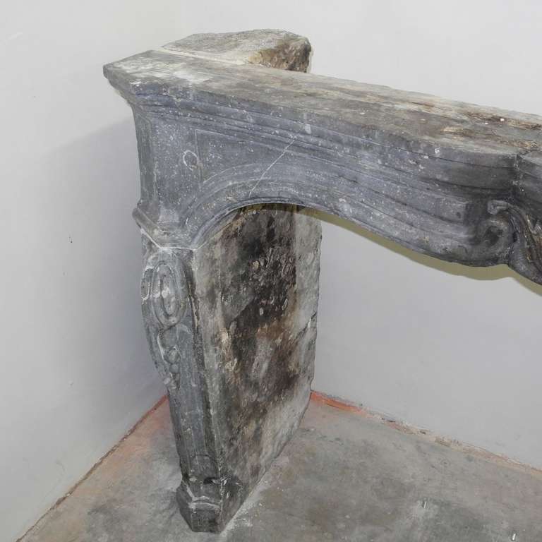 17th Century Antique Cheminée Fireplace In Good Condition In Houston, TX