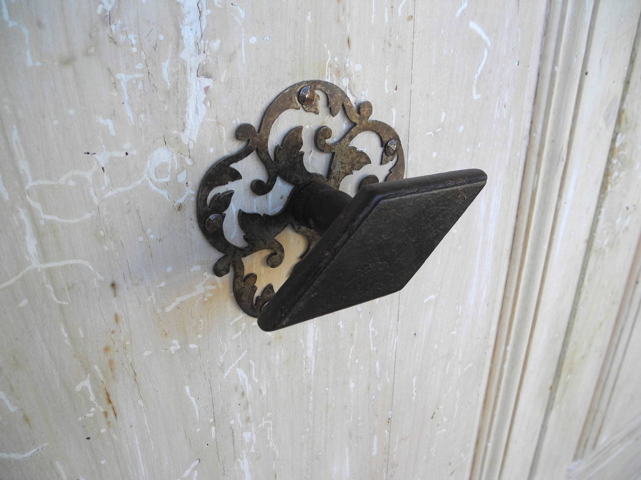 Pair of 18th Century Walnut Entrance Doors In Good Condition In Houston, TX