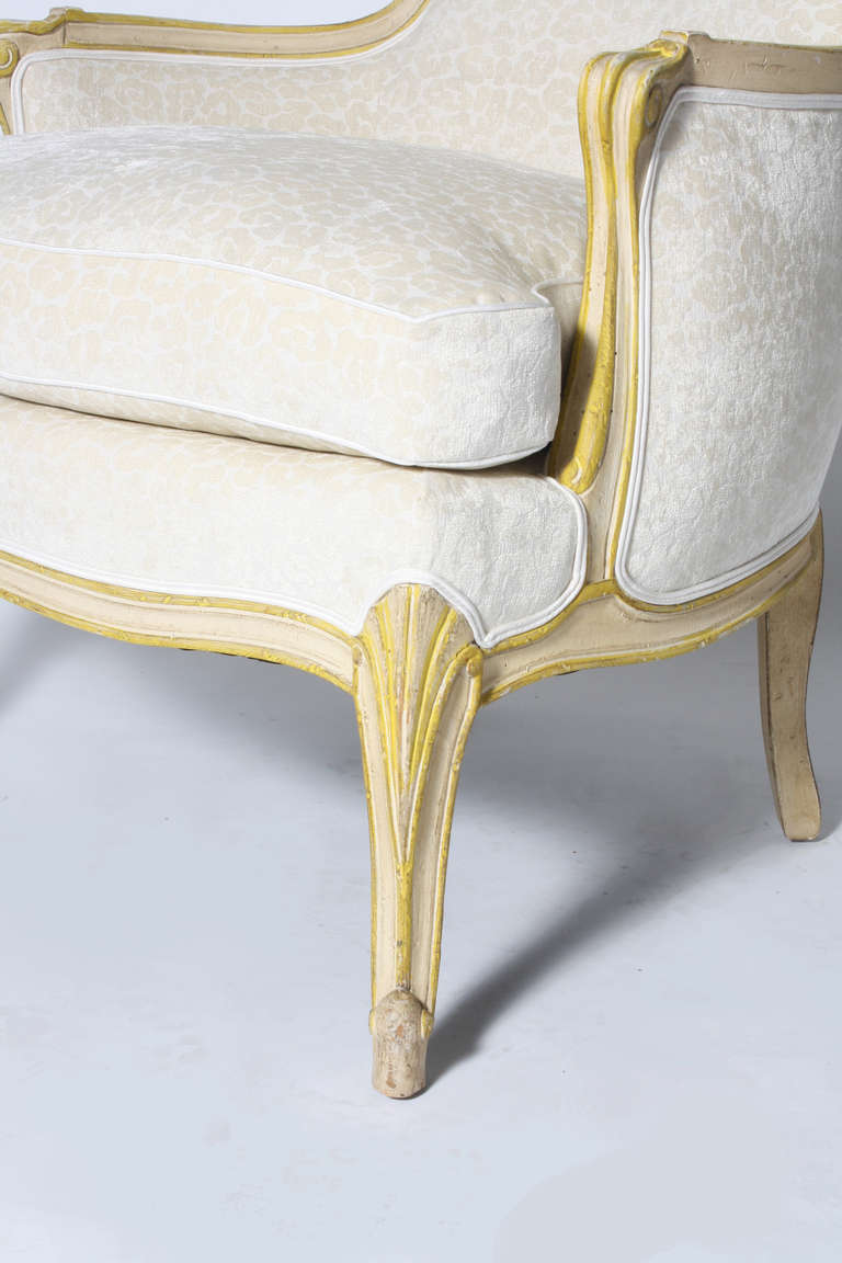Louis XV Style Bergere in Ivory Fabric, circa 1940 In Good Condition In Dallas, TX