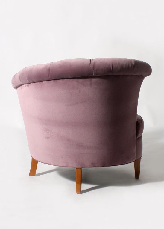 Velvet Pair of purple velvet Hollywood Regency tufted chairs, c. 1950