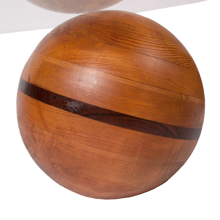 Tavolino basso con base a sfera in legno In condizioni buone a Hudson, NY