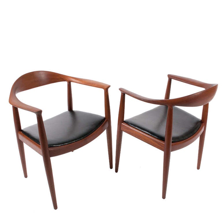 Scandinavian Modern Pair of Classic Chairs by Hans Wegner