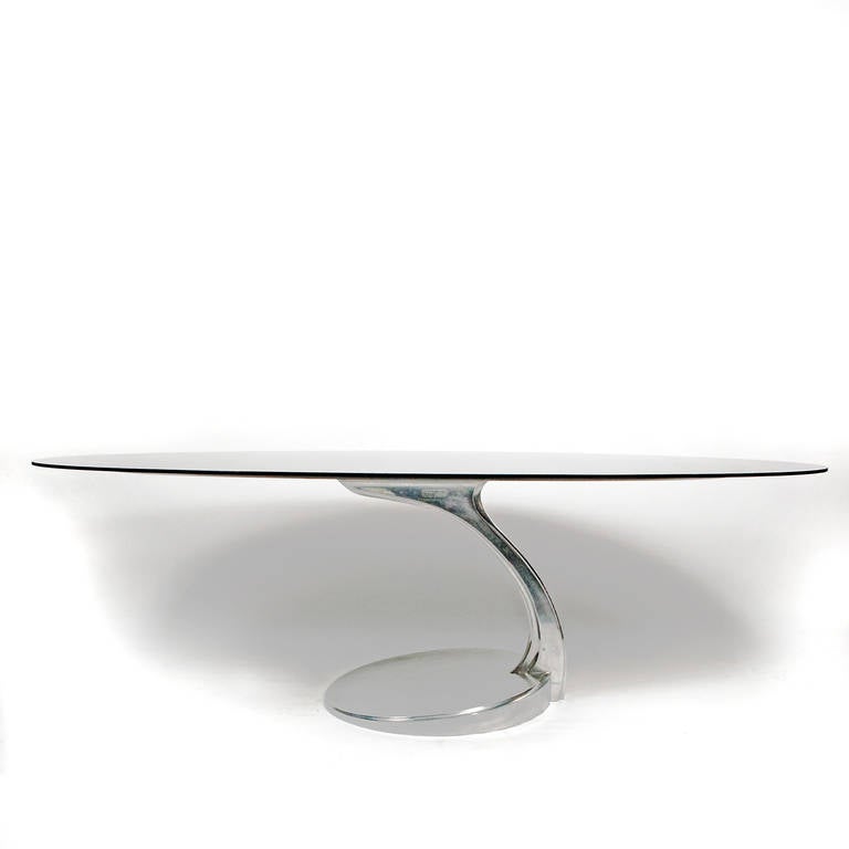 Base solide en fonte d'aluminium en porte-à-faux avec plateau supportant un plateau ovale en verre fumé, avec centre ovale noir. Marqué Charron Paris, France.