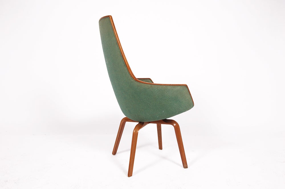 Designed for the SAS Royal Hotel in Copenhagen Dining room, these chairs never went into a regular production. Bent and laminated ash frame and legs, original green fabric upholstery. Made by Fritz Hansen. Less than 150 produced.