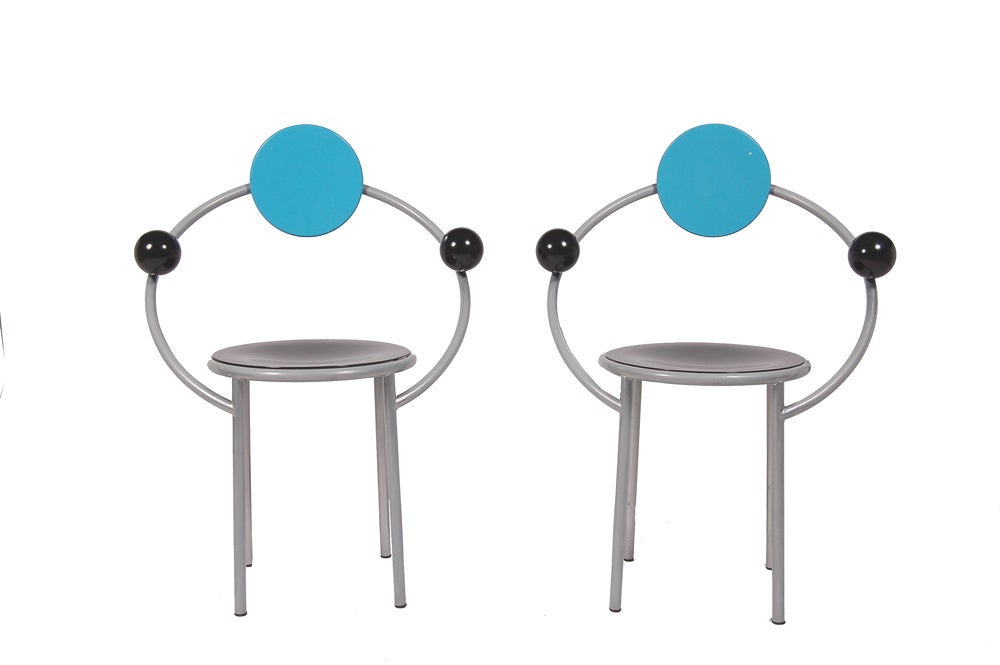Pair of Memphis chairs with tubular steel frames, lacquered seat and back.
Original production.