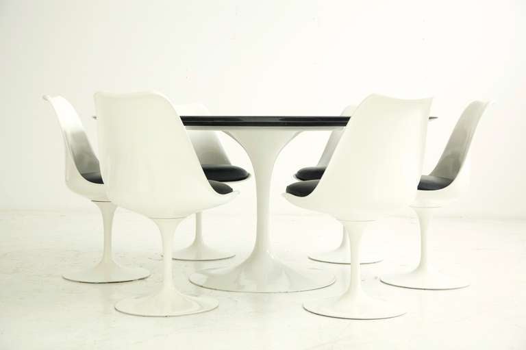 Saarinen for Knoll International dining set, single pedestal 60