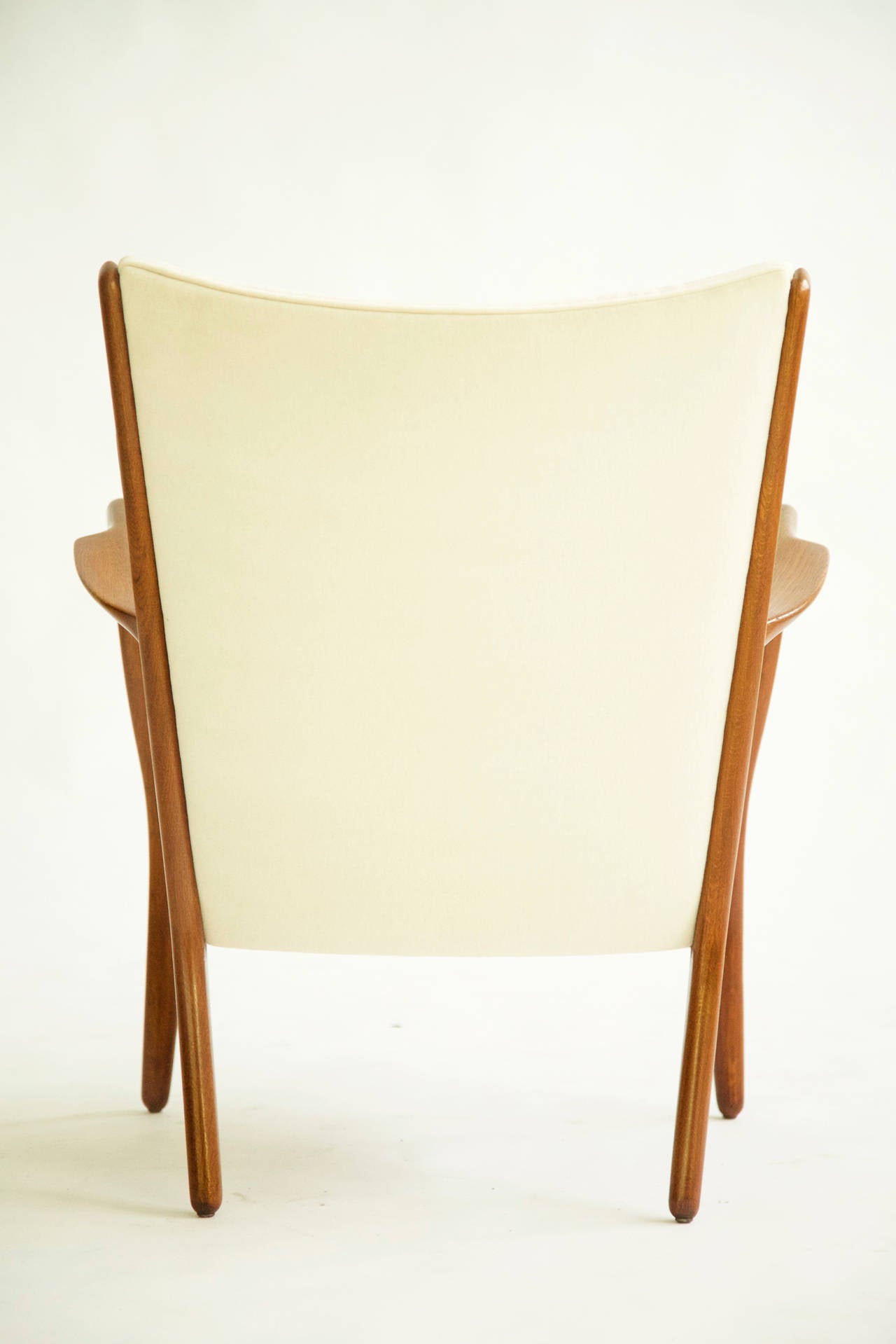Appliqué Hans Wegner Pair of Lounge Chairs