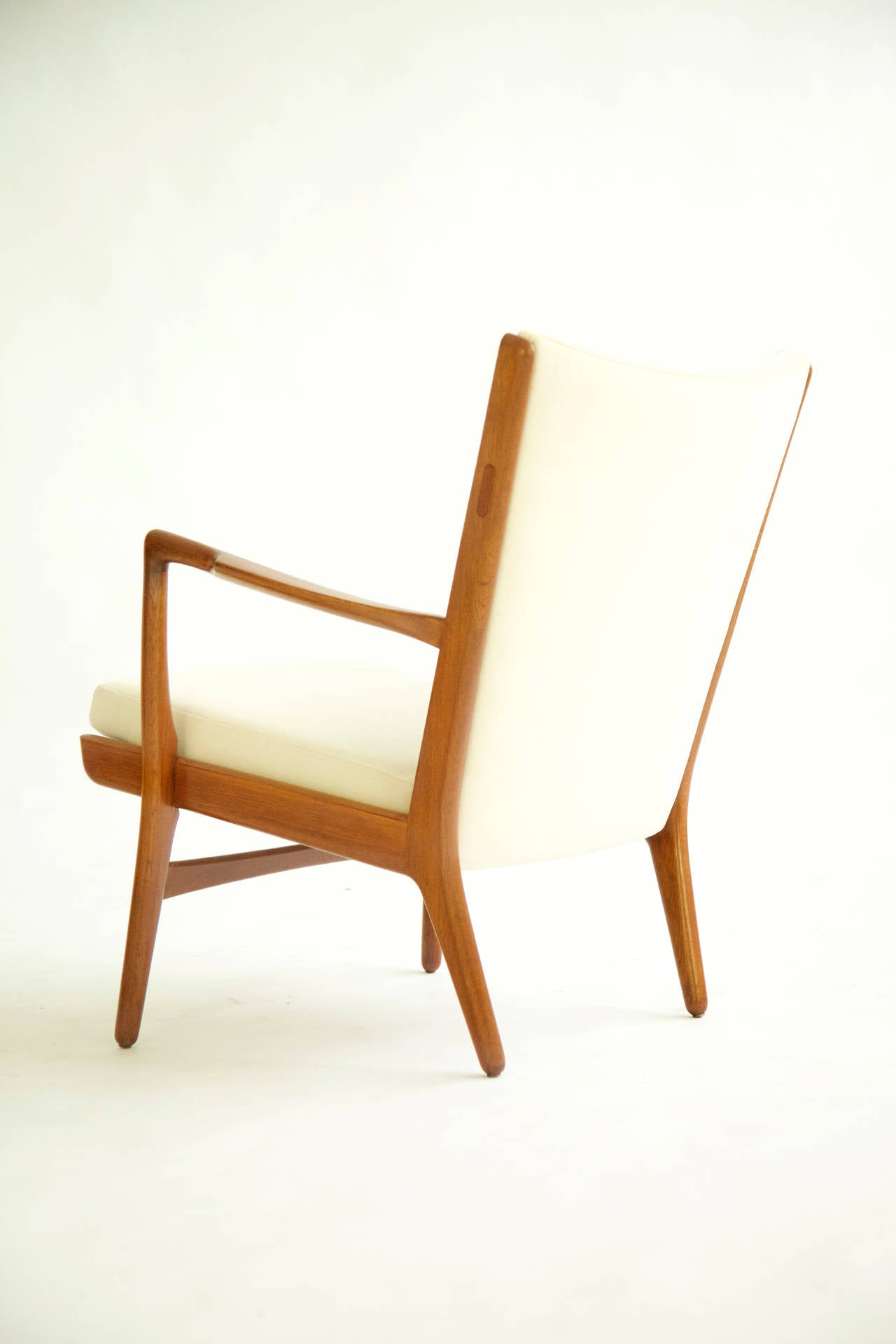 Hans Wegner Pair of Lounge Chairs In Excellent Condition In Chicago, IL