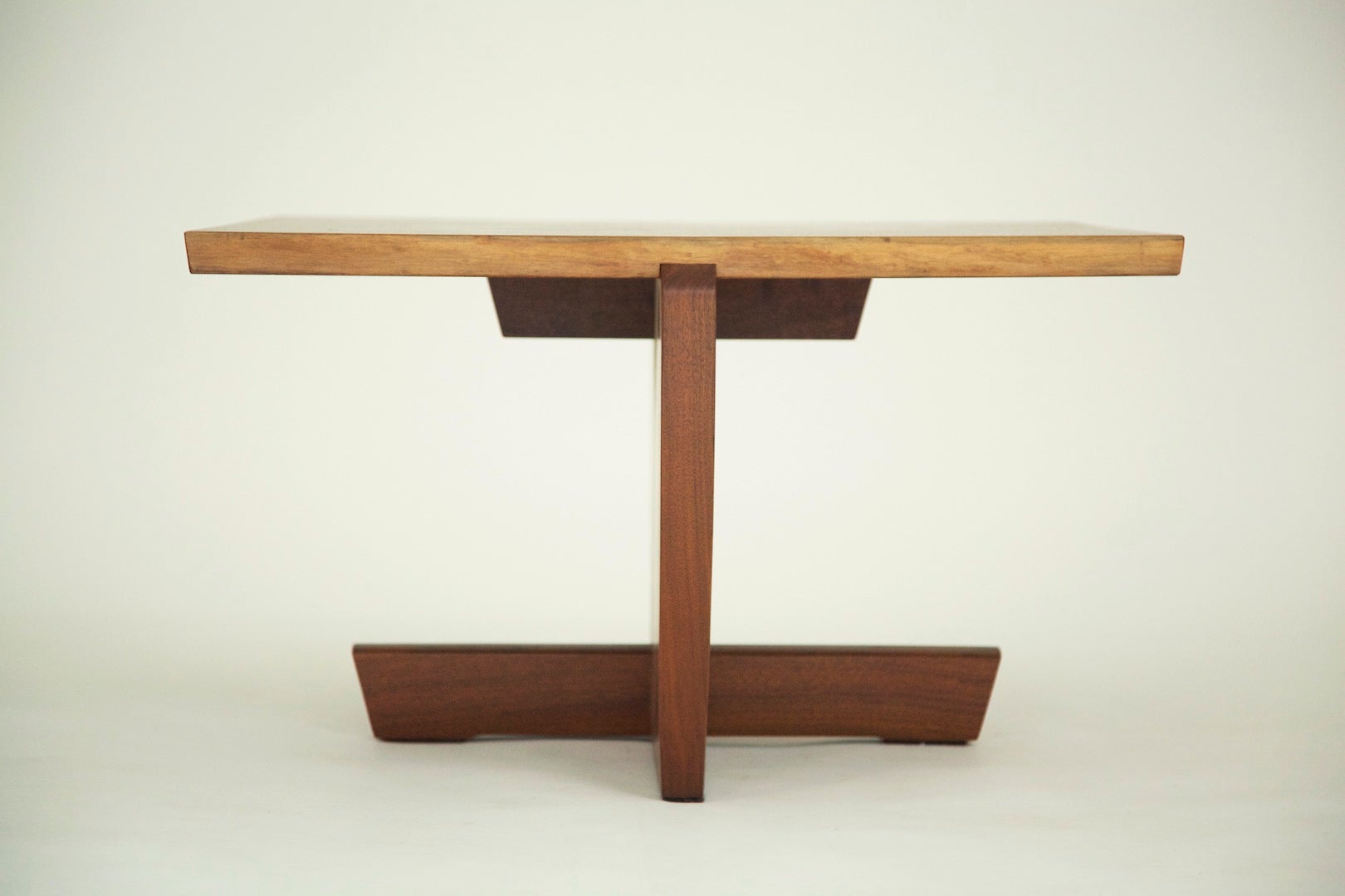 Table d
appoint "Minguren" de Mira Nakashima