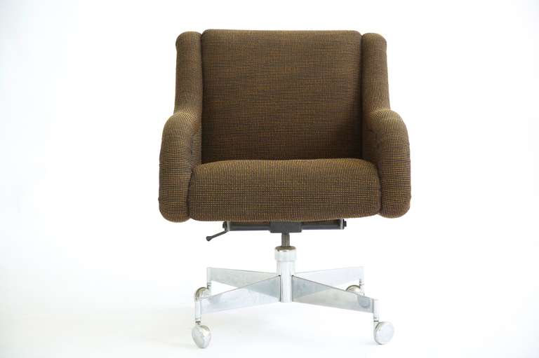 Roger Lee Sprunger for Dunbar pair of adjustable-swivel desk chairs
adjustable, tilt lock, caster wheels.
Note: Seat and back height adjustable.