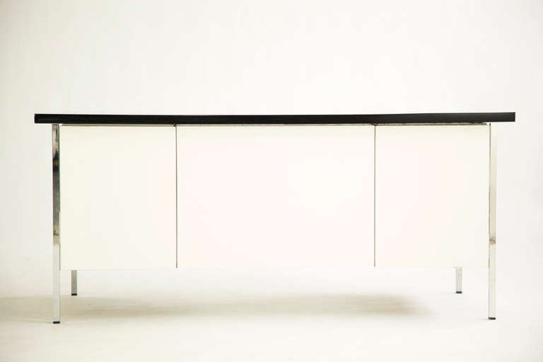 Knoll International Planed Office Group Doppelcontainer-Schreibtisch mit Sichtblende Modell 1503.
Mit fünf Schubladen, eine davon für Akten.
Modesty Panel zeigt Details der Stahlfuge.
{Zehn weitere verfügbar}.