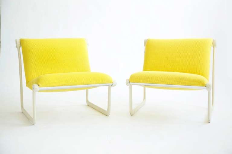 Bruce Hannah and Andrew Morrison for Knoll sling seating: inspired by the extruded aluminum of a sailboat mast, focused on simplicity and efficiency in design and manufacture.
This pair recovered with yellow Knoll Cato.
Retains original tags and