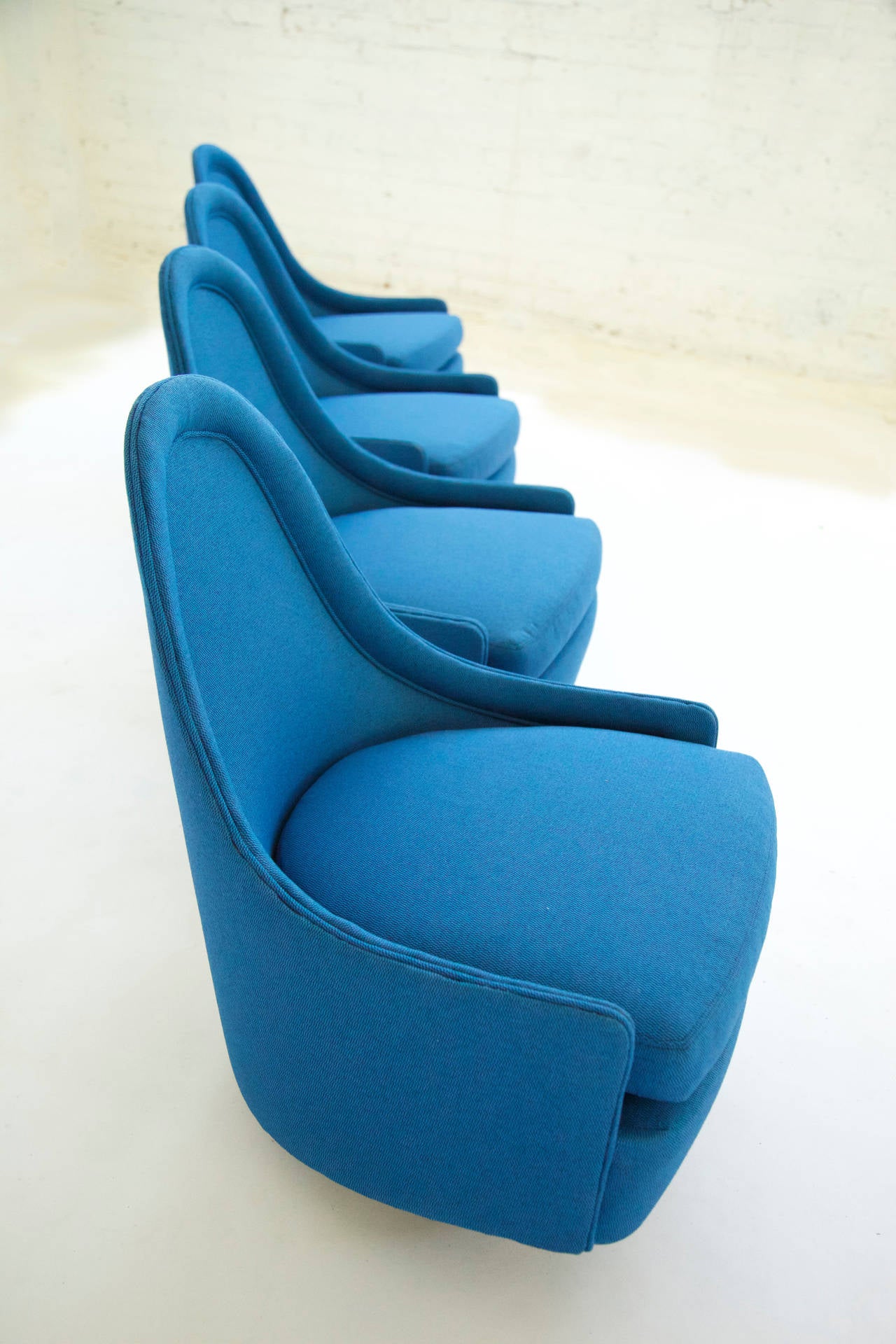 Four Milo Baughman Swivel Lounge Chairs In Excellent Condition In Chicago, IL