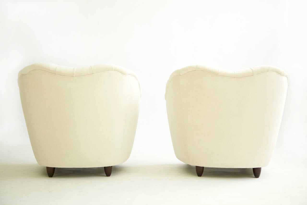 Pair of Lounge Chairs in the Manner of Gio Ponti In Excellent Condition In Chicago, IL
