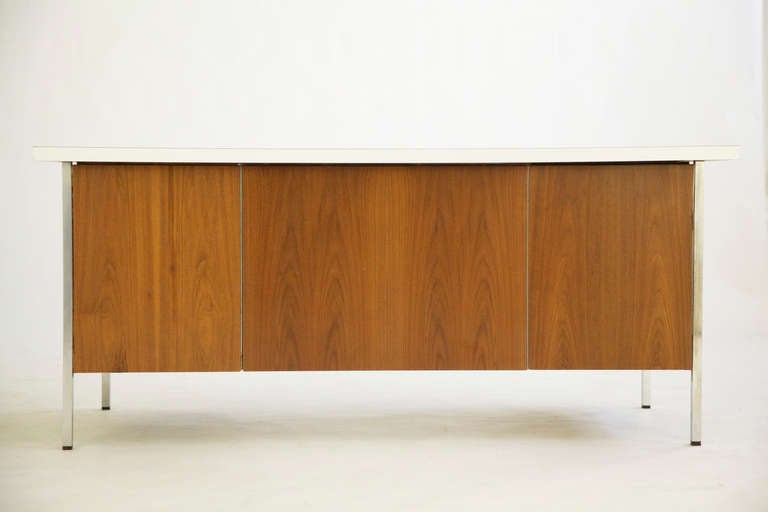 Scrivania a doppio piedistallo con pannello modesty modello 1503 di Knoll International Planed Office Group.
Dispone di cinque cassetti, di cui uno per le cartelle.
Il pannello modulare mostra i dettagli dell'acciaio.
(Altri dieci in