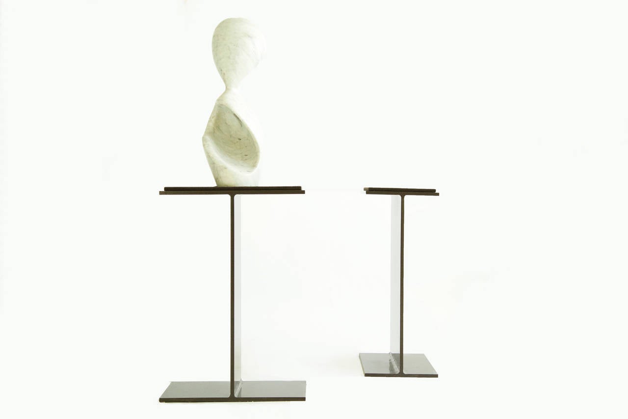 La leyenda del diseño de Chicago Robert Kleinschmidt, de Powell-Kleinschmidt Interior Architects. Acero macizo con recubrimiento de polvo y parte superior acolchada de fieltro extraíble.
Otra variante, de la misma altura, se vende por separado.