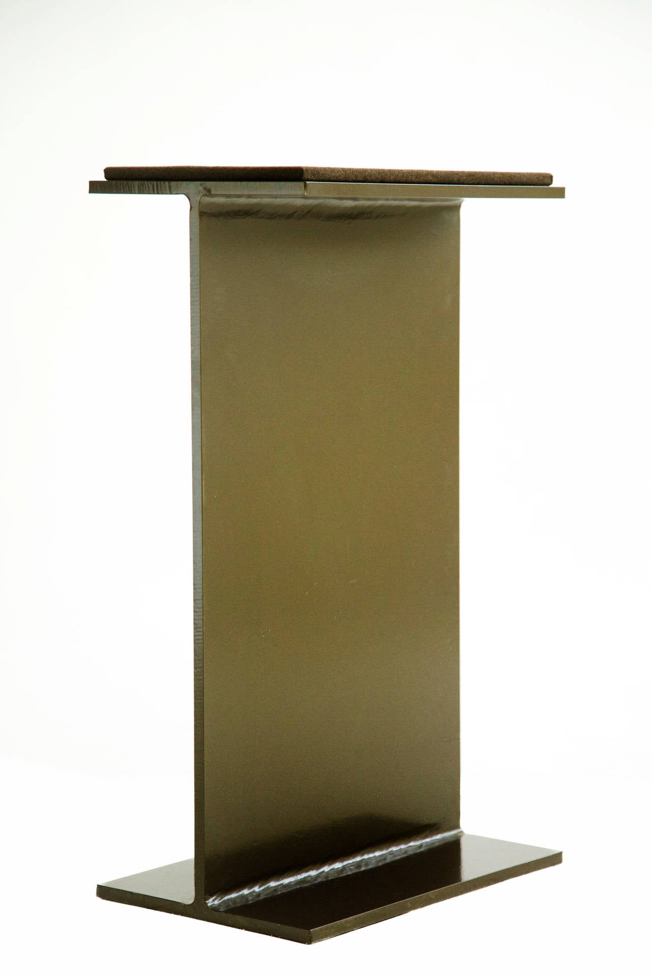 Pedestal de exposición Robert Kleinschmidt con viga en I Industrial en venta