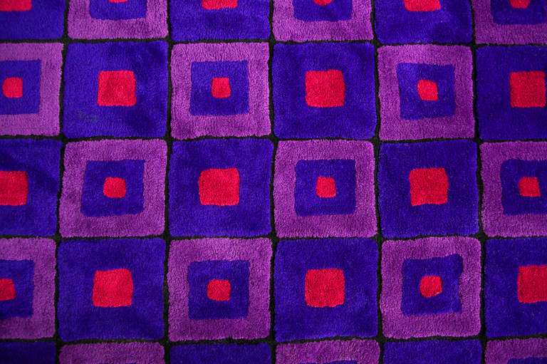 Panton für Edward Fields maßgefertigter Op-Art-Teppich.

[Signiert Edward Fields Panton 23135] auf Verso.