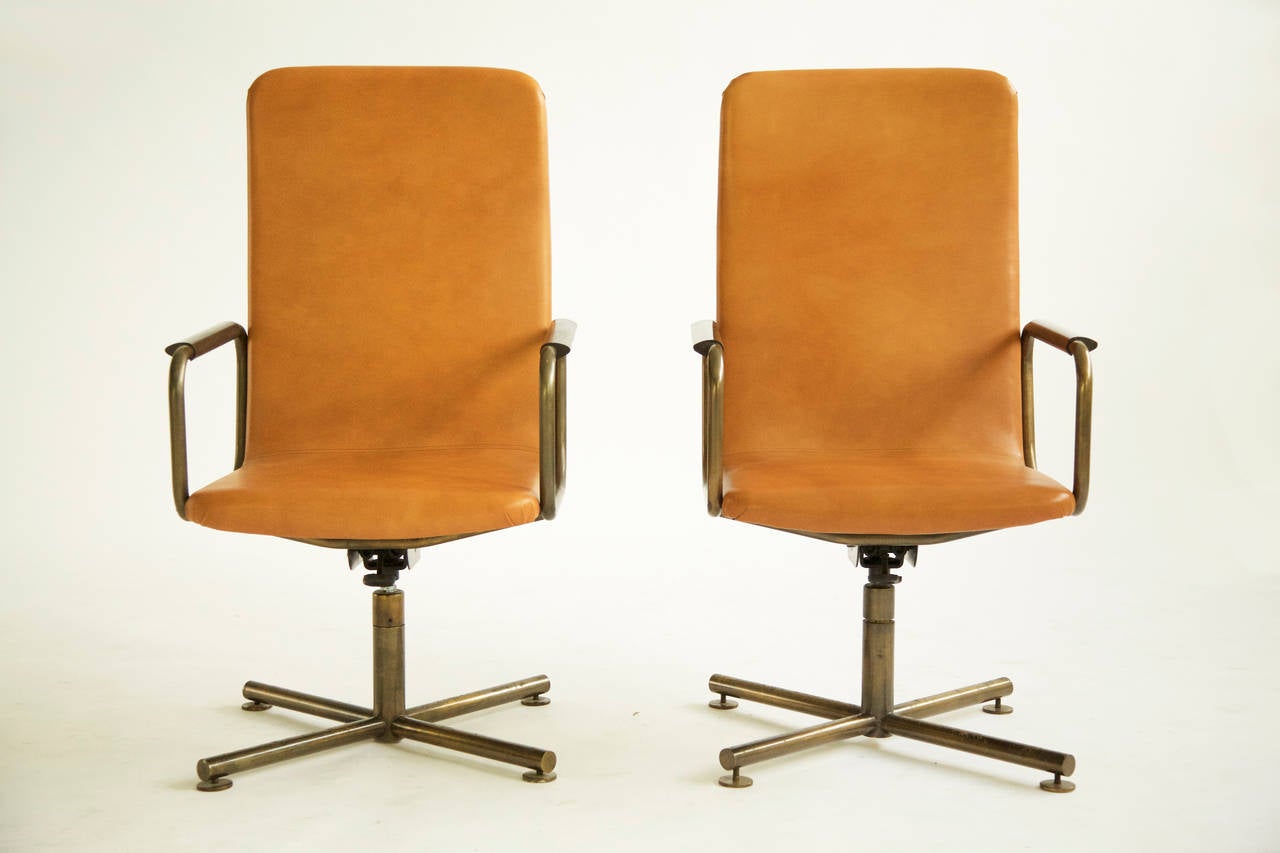 Paar C&B Italia Custom High Back Armchairs, entworfen von Powell Kleinschmidt für eine Chicagoer Inneneinrichtung, ein Paar kippbare, drehbare und verstellbare Sessel; bronzefarbenes Metallrohr mit anilinfarbenem Leder.
[Label C&B Italia LH3].