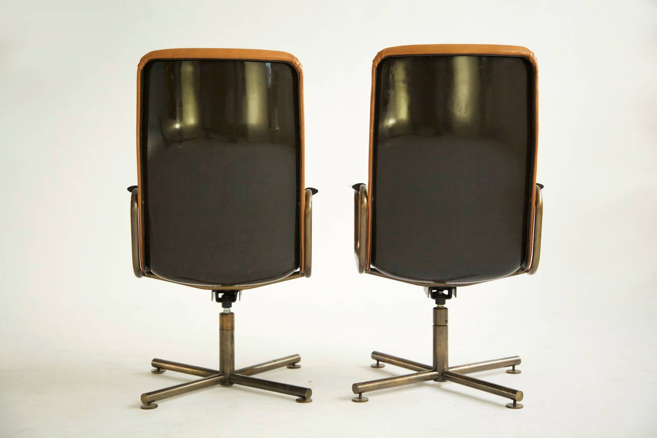 Ein Paar C&B Italia Sessel mit hoher Rückenlehne, maßgefertigt (Italienisch) im Angebot