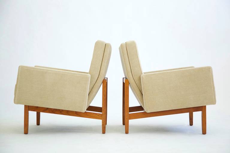 Mid-Century Modern Pair of Knoll Lounges