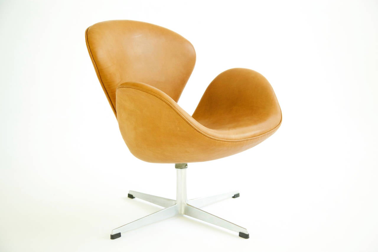 Mid-Century Modern Pair of Arne Jacobsen Swan Chairs
