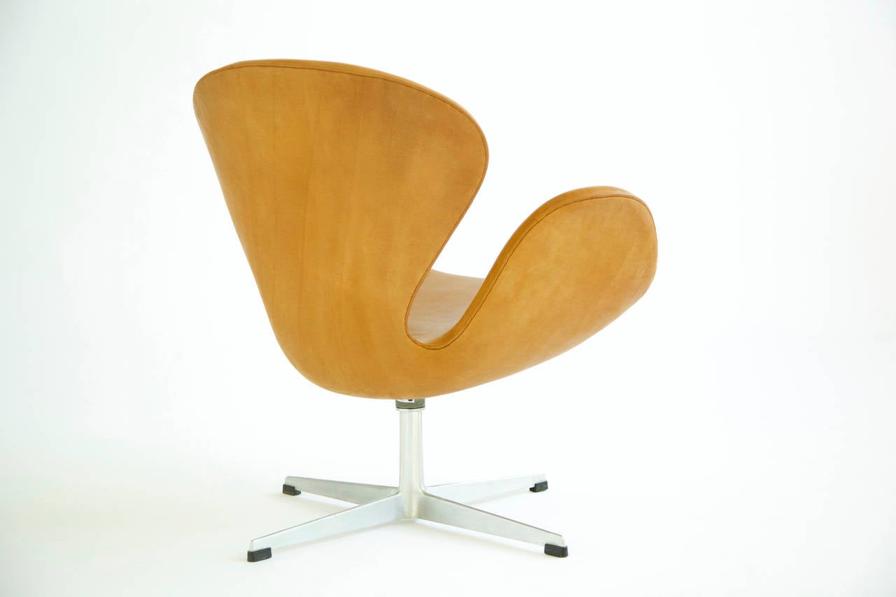 Pair of Arne Jacobsen Swan Chairs In Excellent Condition In Chicago, IL