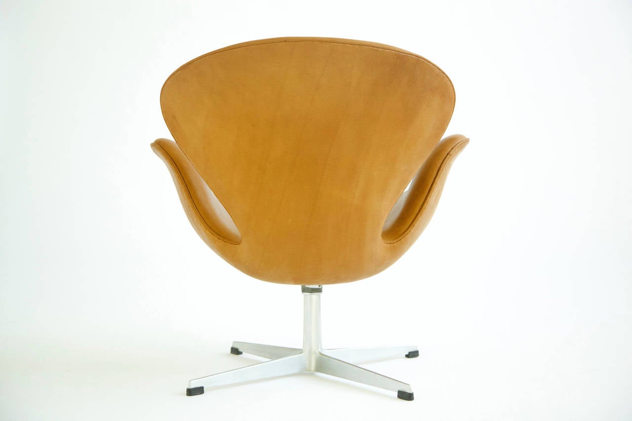 Mid-20th Century Pair of Arne Jacobsen Swan Chairs