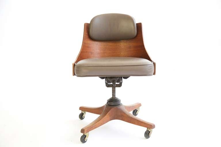 Wormley for Dunbar desk chair. Contour fluctuating back rest, tilt swivel with adjustable heights and caster wheels.
Height 32-35