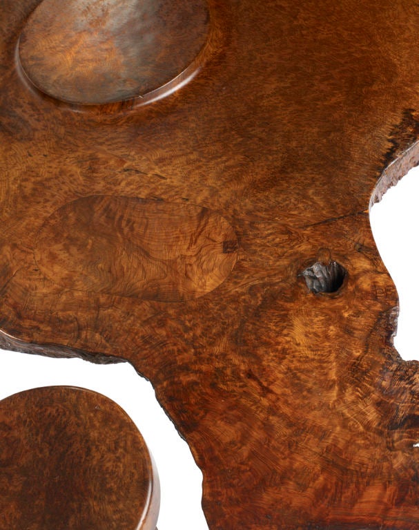 Table basse et tabouret : Cette table basse et ce tabouret illustrent la maîtrise du travail du bois de J.B. Blunk et l'influence omniprésente d'Isamu Noguchi. Une planche massive de loupe de séquoia géant est minutieusement sculptée et rabotée::