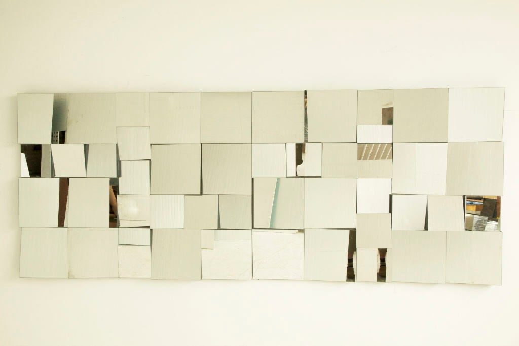 Neal Small Slopes Mirror Wall, sculpture murale à facettes, design classique. Il s'agit de l'édition autorisée 
