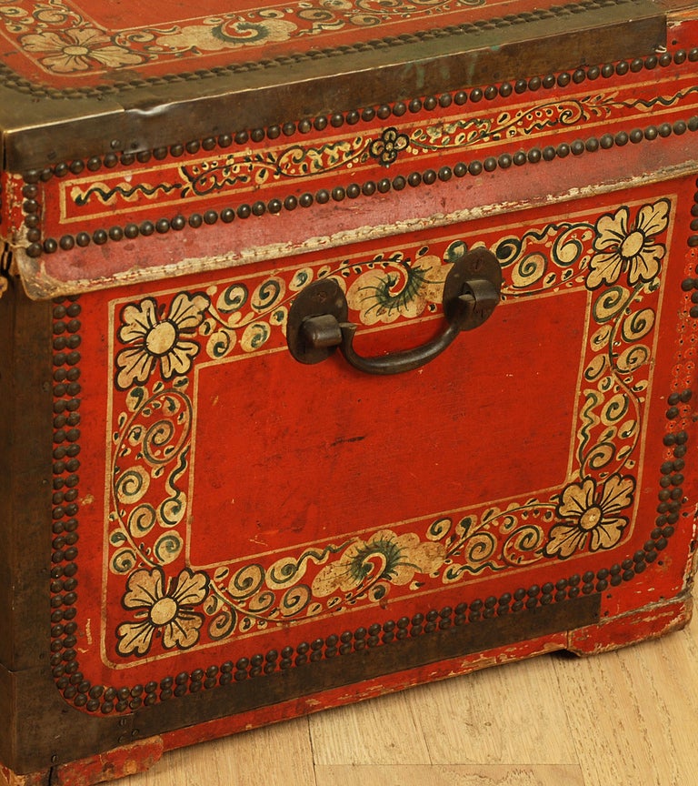 A Good Early 19th Century China Trade Camphor Wood Chest In Good Condition In San Francisco, CA