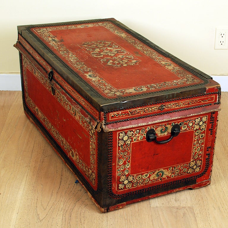 A Good Early 19th Century China Trade Camphor Wood Chest 1