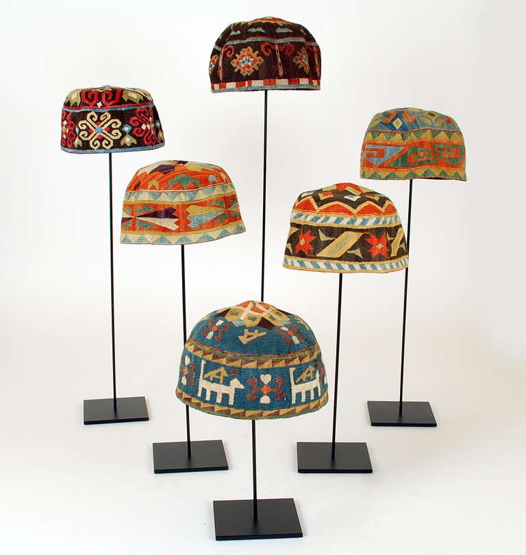 Une collection de six très beaux chapeaux en coton filé à la main d'Arménie, tous conçus d'après des motifs caucasiens traditionnels plus anciens. Contemporain. Chacun est présenté sur un support de haute qualité fabriqué sur mesure. Vendu