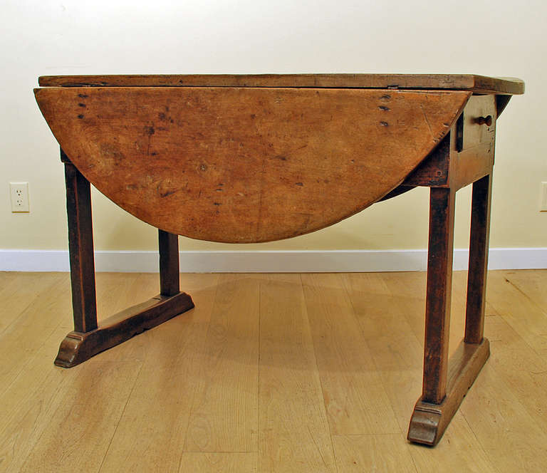 A Fine and Rare Early 18th Century Italian Baroque Walnut Drop Leaf Table For Sale 5
