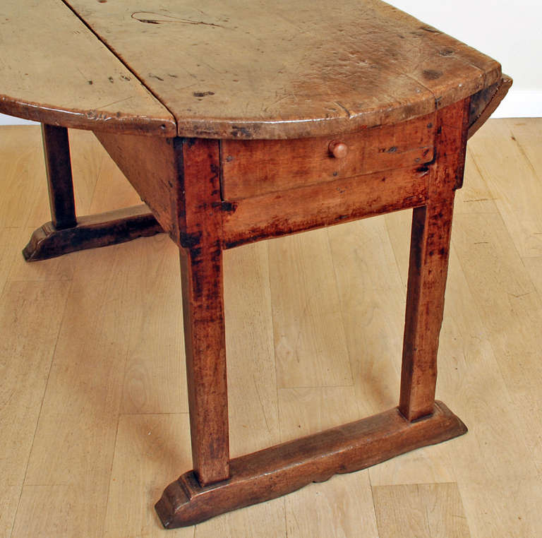 A Fine and Rare Early 18th Century Italian Baroque Walnut Drop Leaf Table For Sale 3