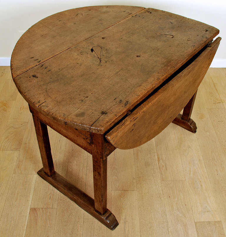 18th Century and Earlier A Fine and Rare Early 18th Century Italian Baroque Walnut Drop Leaf Table For Sale