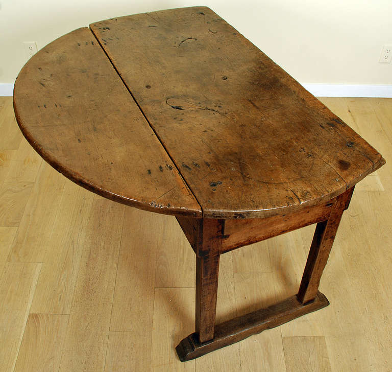 A Fine and Rare Early 18th Century Italian Baroque Walnut Drop Leaf Table For Sale 1