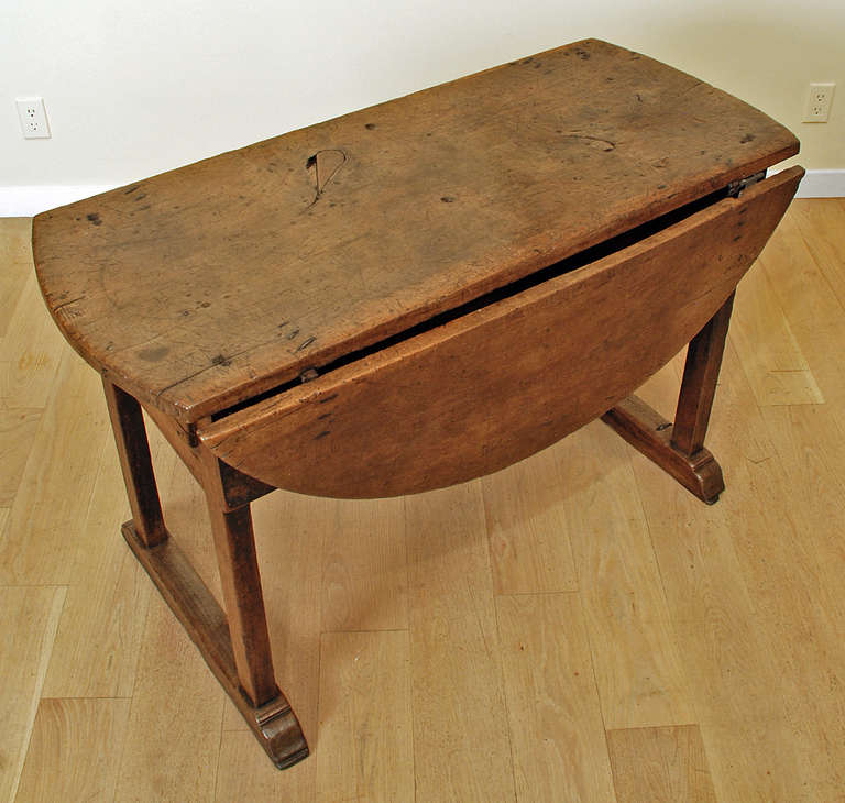 A Fine and Rare Early 18th Century Italian Baroque Walnut Drop Leaf Table For Sale 4