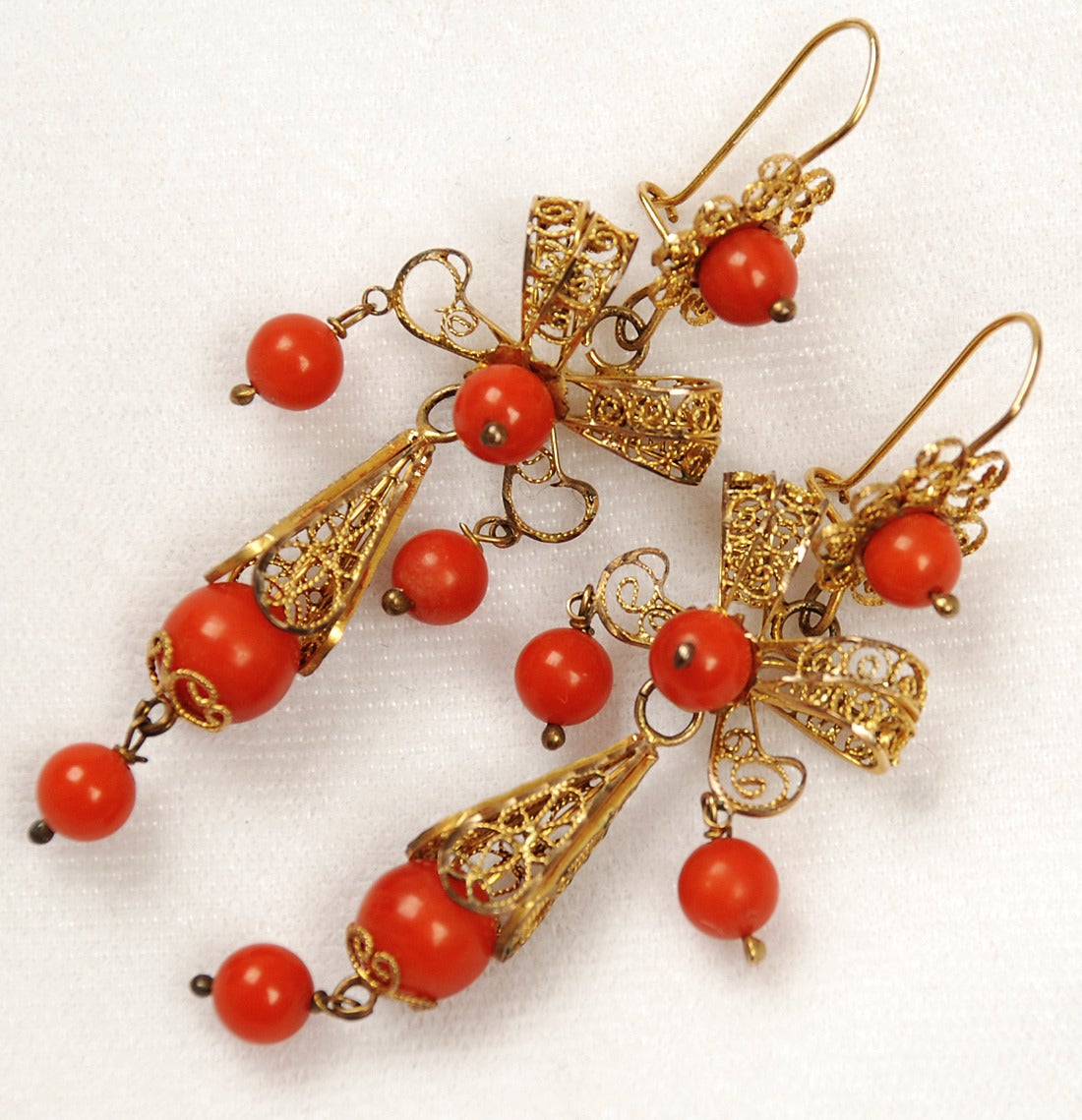 Antique Mexican Gold Filigree Coral Drop Earrings, Oaxaca, circa 1930 In Excellent Condition For Sale In San Francisco, CA