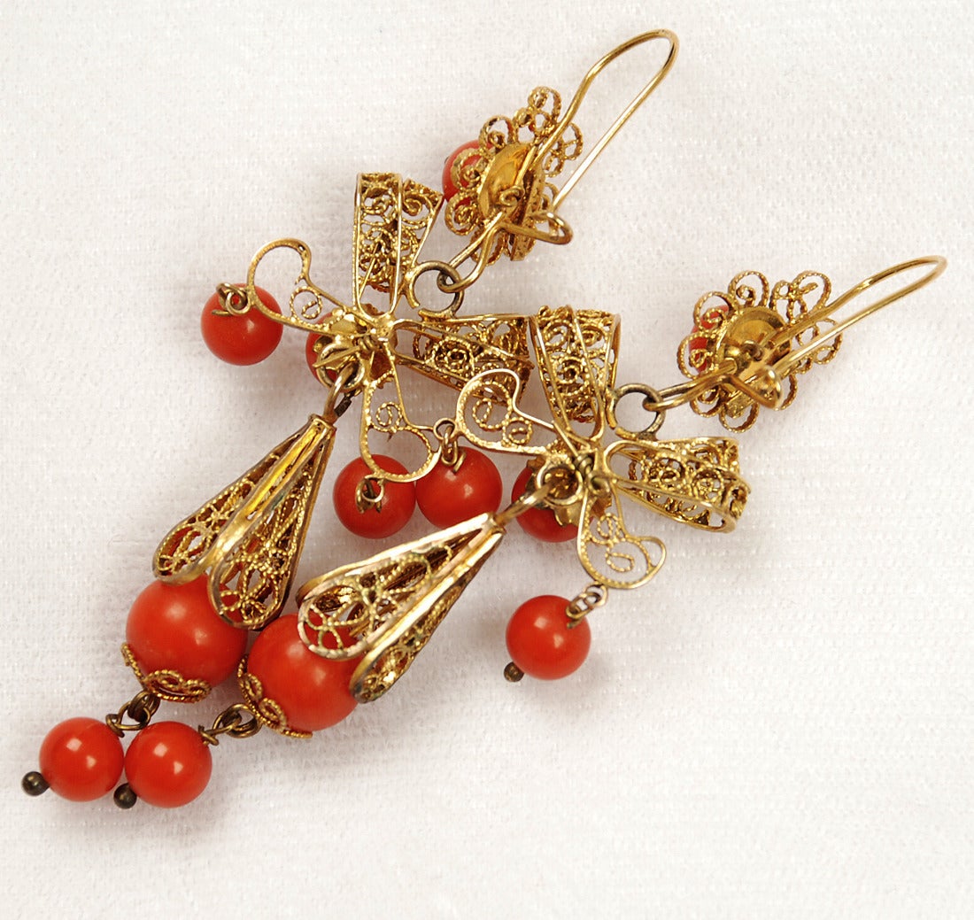 Mid-20th Century Antique Mexican Gold Filigree Coral Drop Earrings, Oaxaca, circa 1930 For Sale