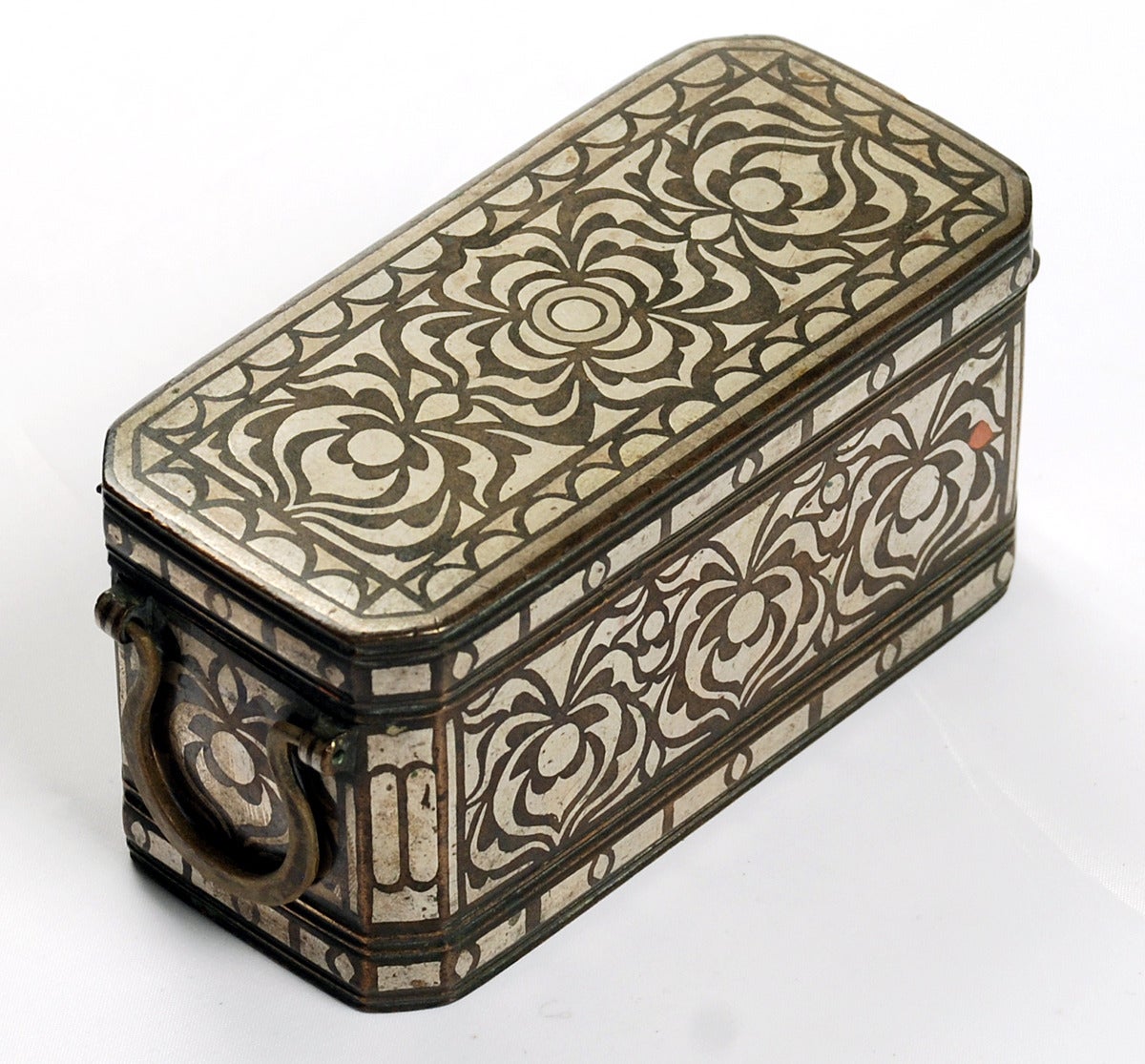 Antique Silver Inlaid Betel Nut Box, circa 1920 In Good Condition For Sale In San Francisco, CA