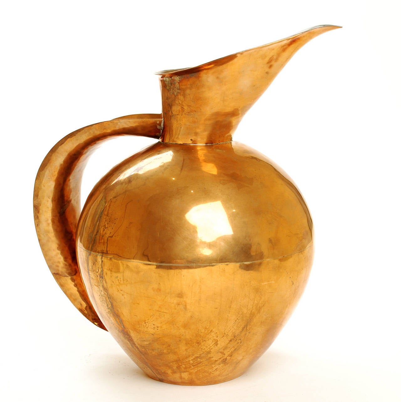 A fine and rare Mid-Century Modernist copper pitcher by Antonio Pineda. The hand-wrought ovoid body is surmounted by a circular neck, with a tapering 
