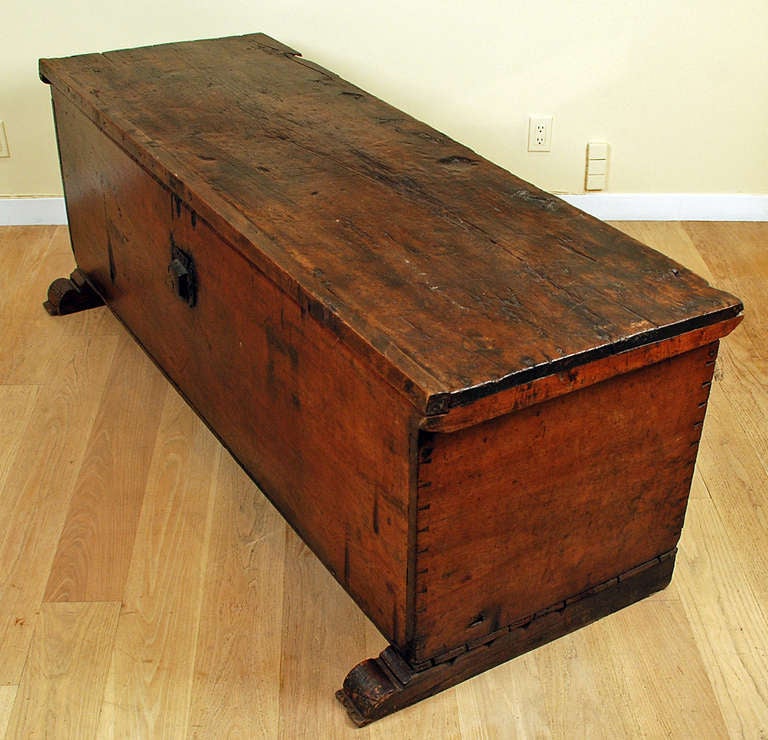 A Good 18th Century Spanish Coffer In Excellent Condition For Sale In San Francisco, CA